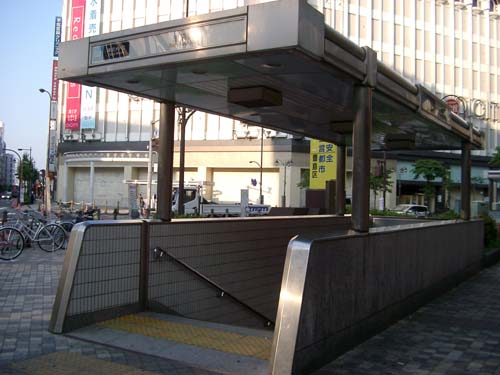 2h subway entrance to Ikebukuro station