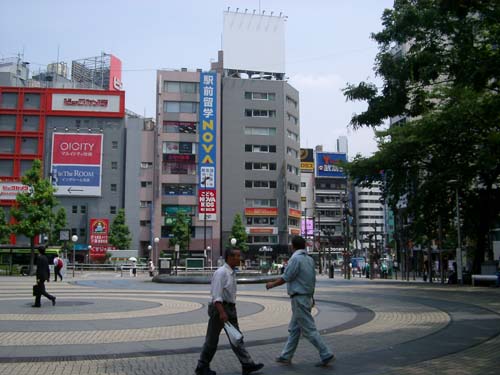 3b plaza with dept stores and other shopping in background