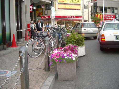 5e flowers and bikes en route to Jujo ginza